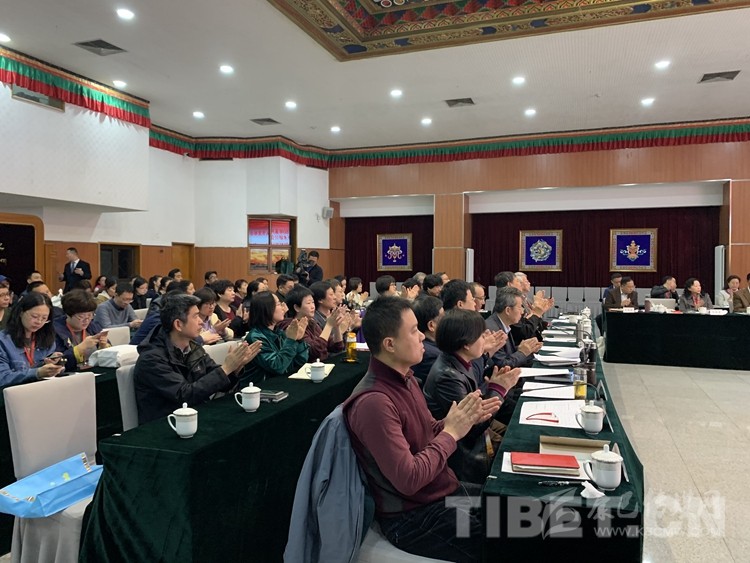 བོད་ལ་དམངས་གཙོའི་བཅོས་སྒྱུར་བཏང་ནས་ལོ་དྲུག་ཅུ་འཁོར་བའི་དཔེ་ཚོགས་འགྲེམས་སྤེལ་དང་རིག་གཞུང་དཔྱད་གླེང་ཚོགས་འདུ་པེ་ཅིང་དུ་སྤེལ་བ།