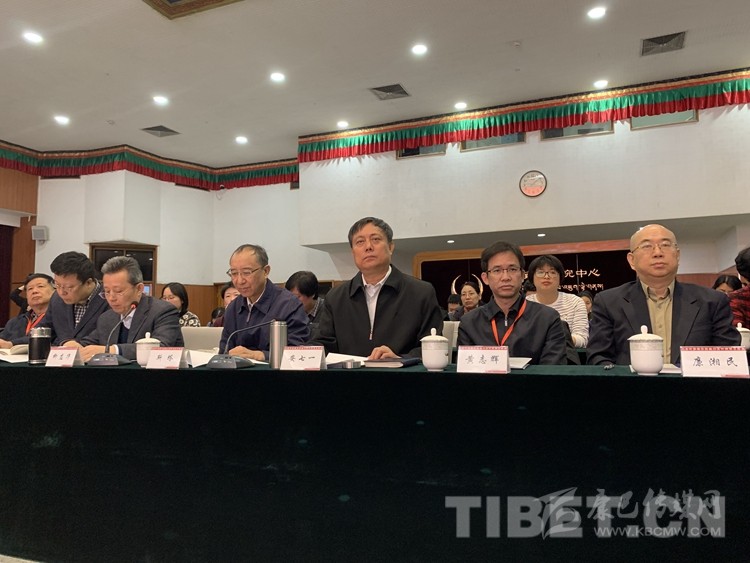 བོད་ལ་དམངས་གཙོའི་བཅོས་སྒྱུར་བཏང་ནས་ལོ་དྲུག་ཅུ་འཁོར་བའི་དཔེ་ཚོགས་འགྲེམས་སྤེལ་དང་རིག་གཞུང་དཔྱད་གླེང་ཚོགས་འདུ་པེ་ཅིང་དུ་སྤེལ་བ།