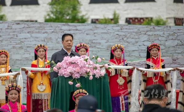 ལིའུ་ཁྲེང་མིང་གིས་རོང་བྲག་རྫོང་བརྒྱ་གྱུར་བོད་གྲོང་དུ་བརྟག་ཞིབ་གནང་།