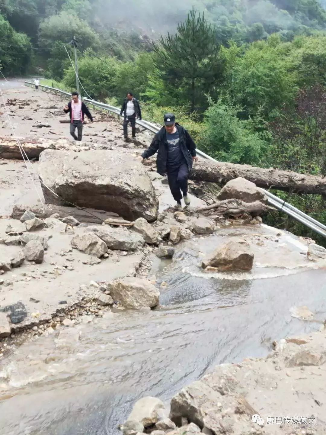 རོང་བྲག་རྫོང་དུ་འདམ་རྡོའི་ཆུ་རུད་ཀྱི་གནོད་འཚེ་ཐེབས།