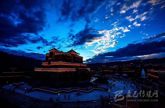 དཀར་མཛེས་རྫོང་གེ་སར་རྒྱལ་པོའི་མཁར་གྱི་གྲུབ་སྟོན།