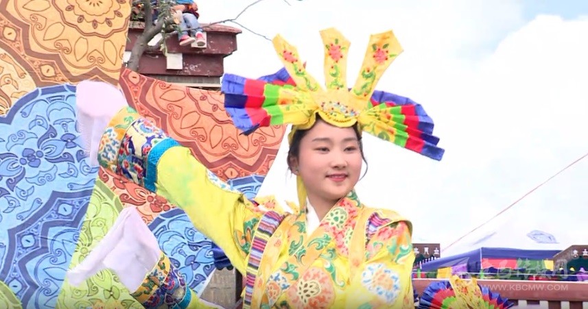 དཀར་མཛེས་རྫོང་གེ་སར་རྒྱལ་པོའི་མཁར་གྱི་གྲུབ་སྟོན།