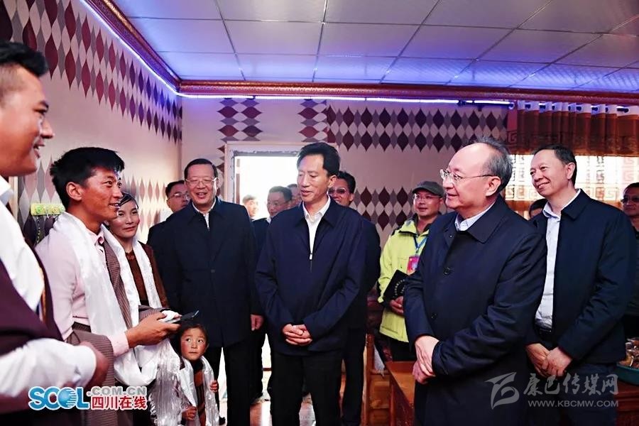 དབྱིན་ལི་ཡིས་དཀར་མཛེས་ཁུལ་དུ་རྟོག་ཞིབ་གནང་སྐབས་དབུལ་ཐར་འགག་སྒྲོལ་ཆེན་པོ་ལས་རྒྱལ་ཁ་རྦད་དེ་ཐོབ་པར་བྱས་ནས་རང་རེའི་ཞིང་ཆེན་བོད་ཁུལ་གྱི་དཔལ་འབྱོར་དང་སྤྱི་ཚོགས་འཕེལ་ར