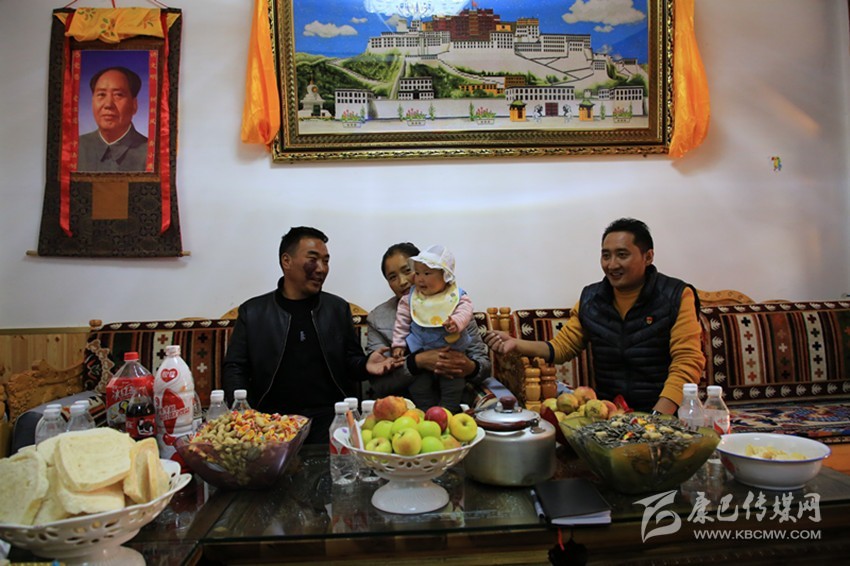 ལུང་ཁུག་ནས་སྤོས་ཏེ་བདེ་སྐྱིད་ཀྱི་འཚོ་བར་རོལ།