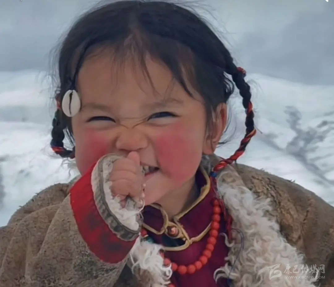 སྡེ་དགེའི་བུ་མོ་ཆུང་ཆུང་འདི་ཡང་བསྟན་འཛིན་ལྟར་གྲགས་གྲབས་རེད།