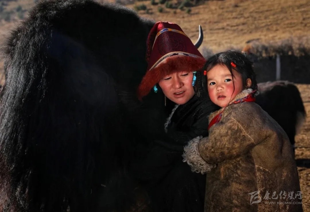 སྡེ་དགེའི་བུ་མོ་ཆུང་ཆུང་འདི་ཡང་བསྟན་འཛིན་ལྟར་གྲགས་གྲབས་རེད།