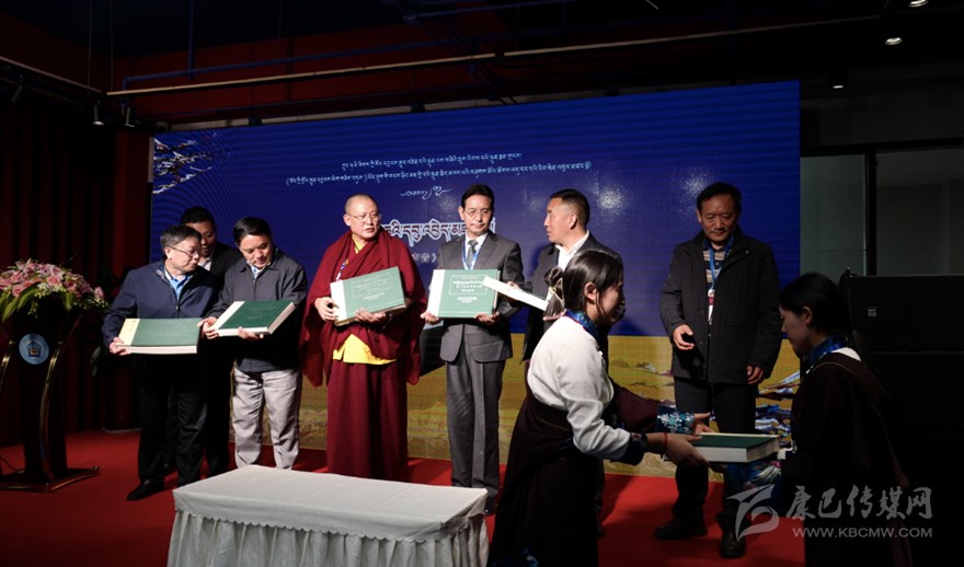 བོད་ཀྱི་སྲོལ་རྒྱུན་དབྱངས་ཡིག་གཅེས་བཏུས་ཀྱི་དཔེ་སྐྲུན་ཆེད་མཁས་པའི་བཞུགས་མོལ་ཚོགས་འདུ་དང་དཔེ་དེབ་རྟེན་འབུལ་མཛད་སྒོ་ཁྲེང་ཏུའུ་རུ་སྤེལ།