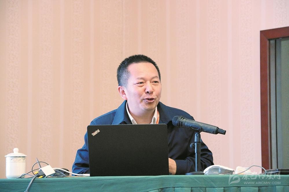 དཀར་མཛེས་ཁུལ་གྱི་ཀྲུང་ཧྭ་མི་རིགས་གཅིག་མཐུན་འདུས་གྲུབ་ཀྱི་འདུ་ཤེས་བརྟན་སྐྱོང་སྐོར་གྱི་རིགས་གཞུང་བགྲོ་གླེང་ཚོགས་འདུའི་པར་རིས་བདམས་བཀོད།