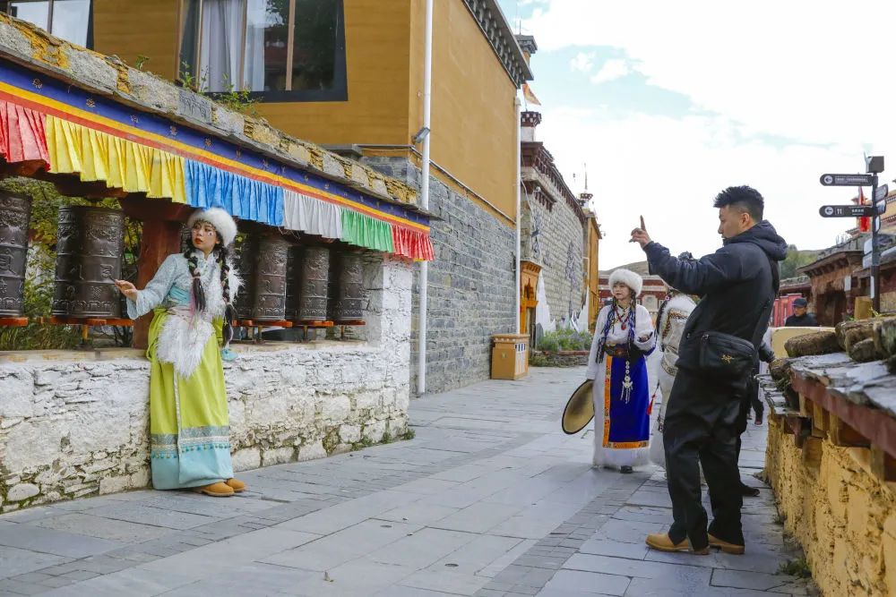 ཞིན་ཧྭ་གསར་འགྱུར་ཁང་གིས་ལི་ཐང་རྫོང་གི་རིག་གནས་ཡུལ་སྐོར་འཕེལ་རྒྱས་སྐོར་ལ་དོ་ཁུར་བྱས།