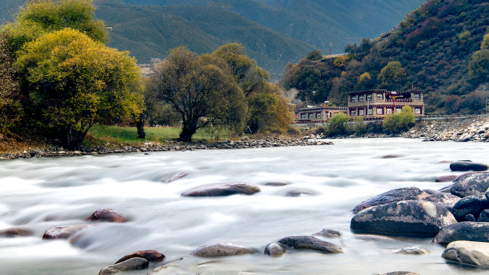 སྟོན་དུས་ལྷ་ཡི་ཞིང་ཁམས་ལྟར་མཛེས་པའི་འབའ་ཐང་མཚོ་ཕུ་ལུང་།