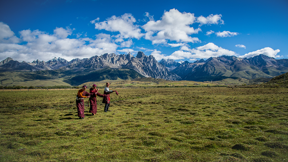 སྟོན་དུས་ལྷ་ཡི་ཞིང་ཁམས་ལྟར་མཛེས་པའི་འབའ་ཐང་མཚོ་ཕུ་ལུང་།