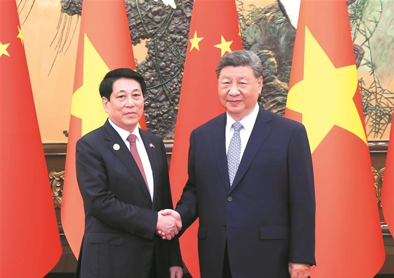 ཞི་ཅིན་ཕིང་གིས་ཝེ་ཐེ་ནམ་རྒྱལ་ཁབ་ཀྱི་ཀྲུའུ་ཞི་ལེང་ཆང་དང་མཇལ་འཛོམས་གནང་བ།